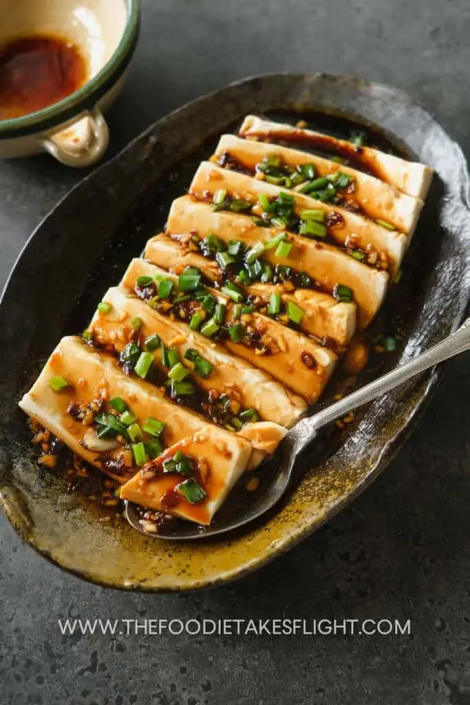 Steamed tofu with minced garlic sauce