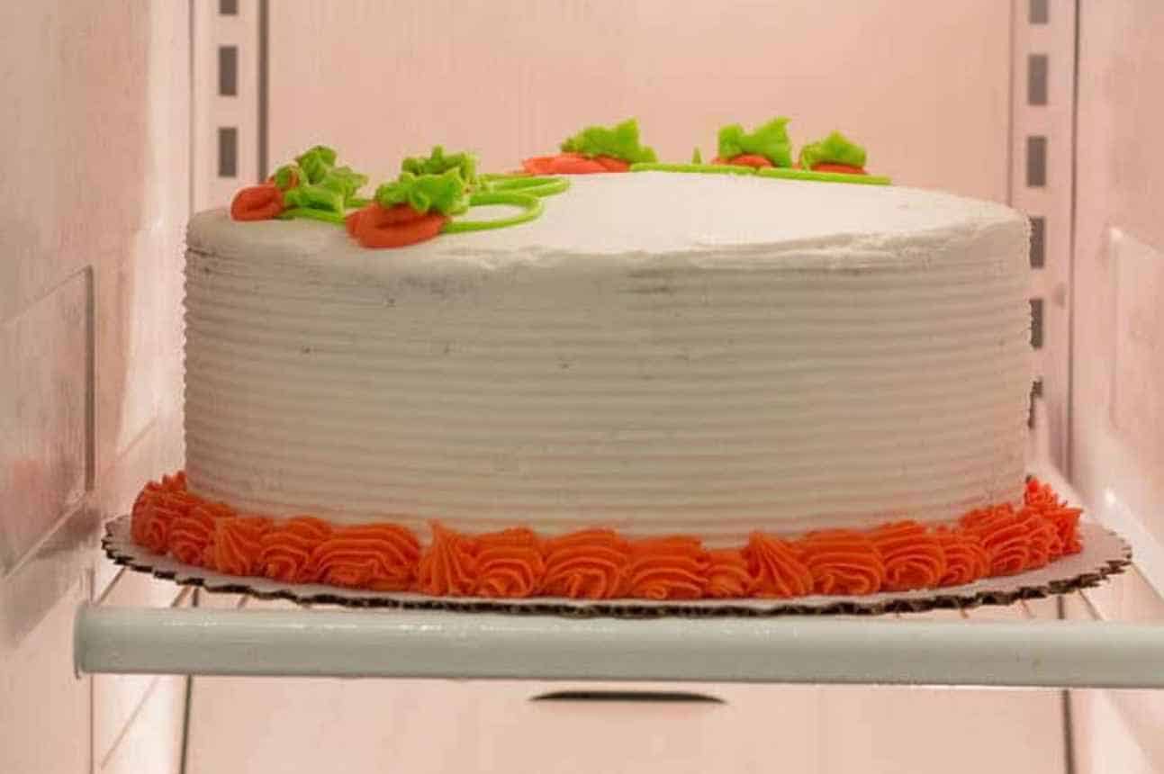 Storing-frosted-cakes