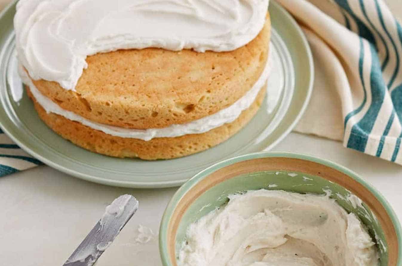 how to crumb coat a cake for beginners