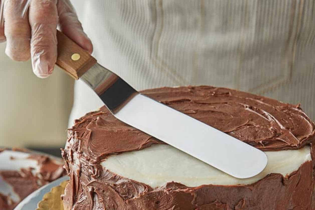 how to crumb coat a cake uk