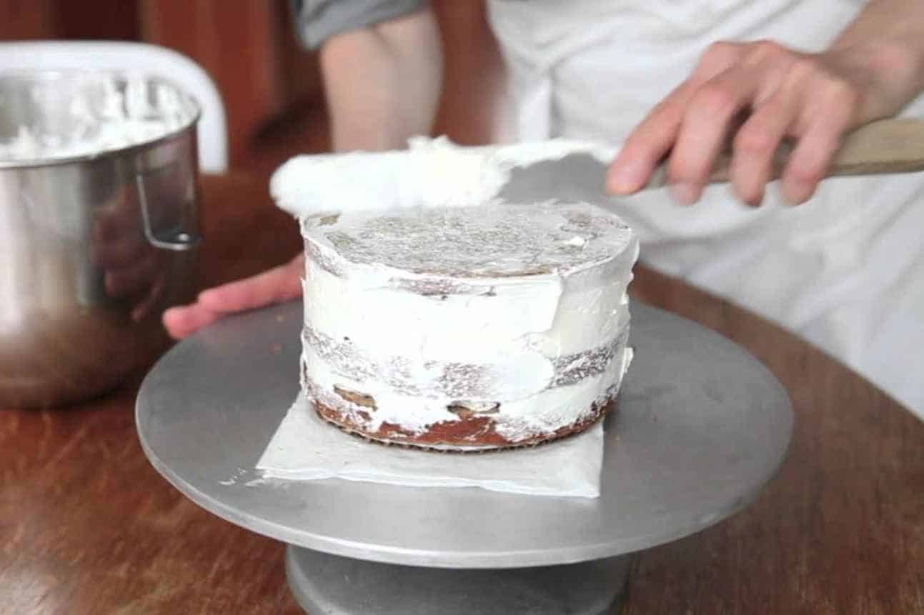 how-to-crumb-coat-a-cake