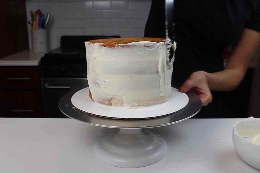 how to frost a cake without tearing it