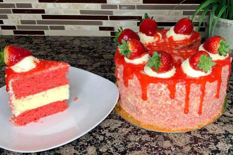 strawberry-crunch-cake